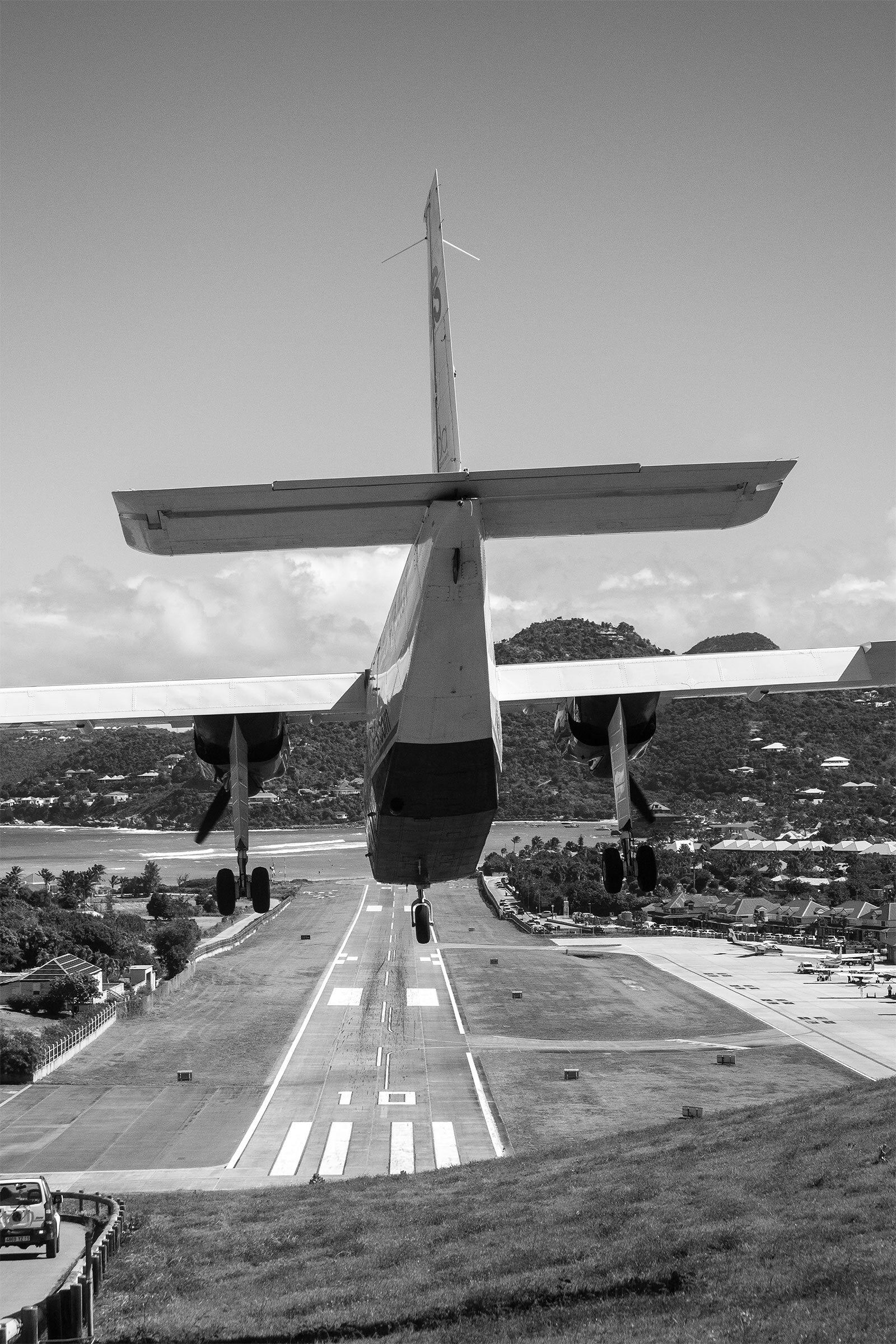 Touch Down St. Barth (SWTHZ)